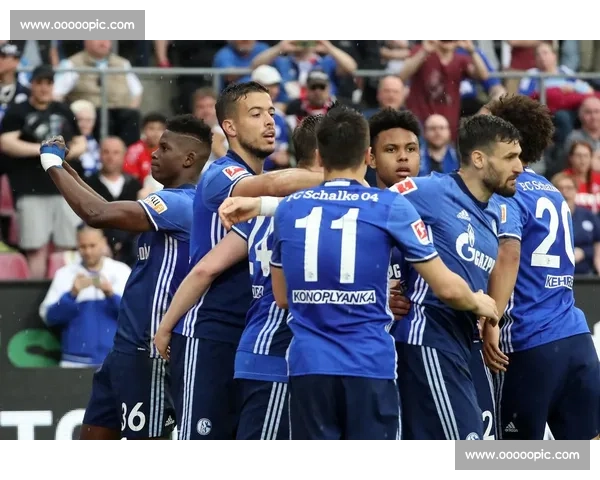 科隆官宣 1000 万欧签 21 岁新星中卫 范登伯格加盟德甲劲旅